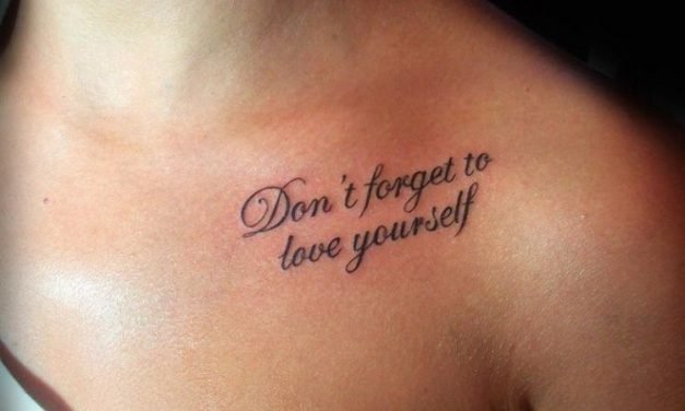 tattoo-schriften-frau-schulter-oberhalb-brust.jpg (750×501)